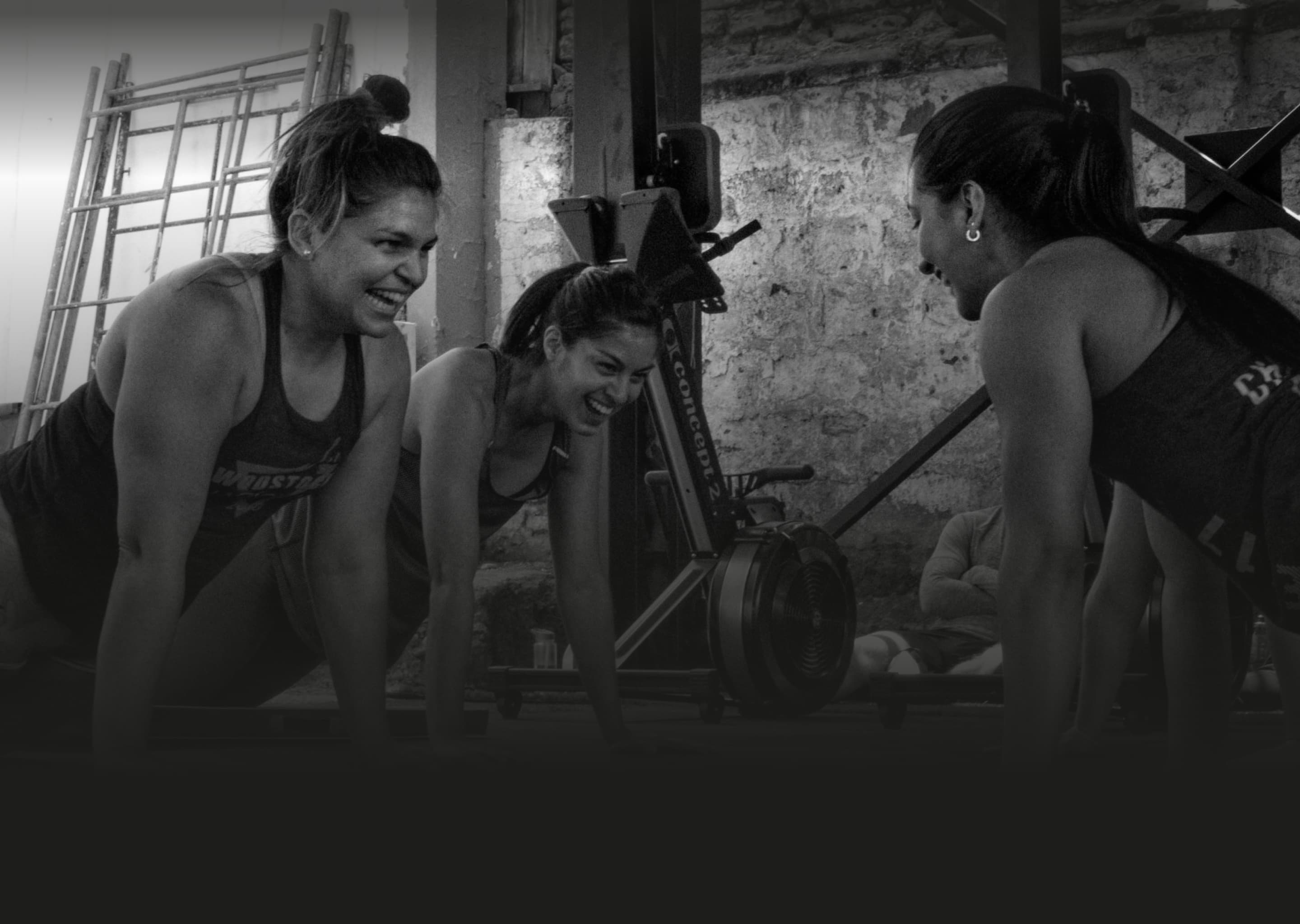 Box de CrossFit Acción en Santiago con equipamiento profesional y atletas entrenando
