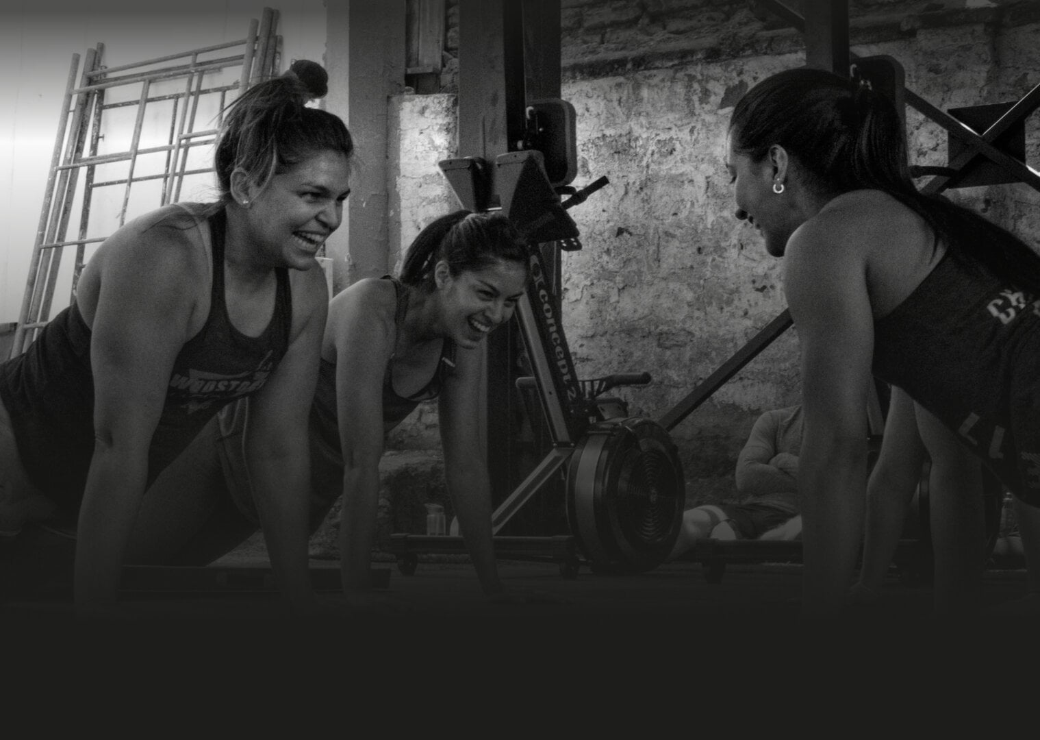 Box de CrossFit Acción en Santiago con equipamiento profesional y atletas entrenando
